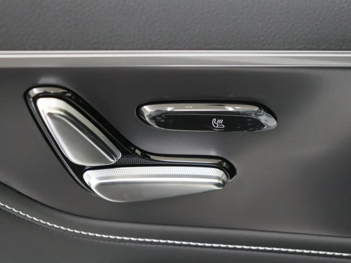Pro / Verwarmd stuurwiel/ Keyless entry/ 13-inch OLED centraal scherm/ Stoelverwarming voorstoelen