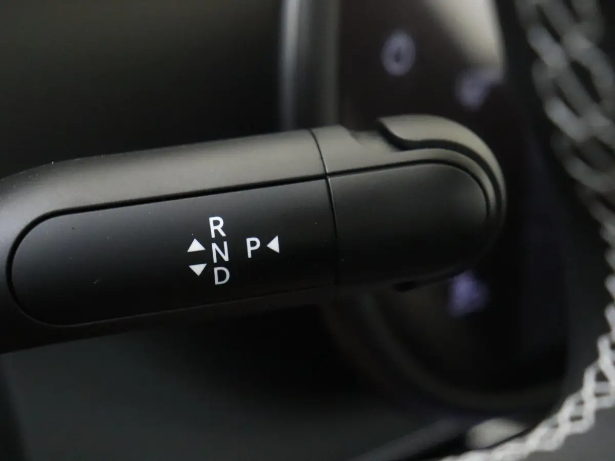 Pro / Verwarmd stuurwiel/ Keyless entry/ 13-inch OLED centraal scherm/ Stoelverwarming voorstoelen