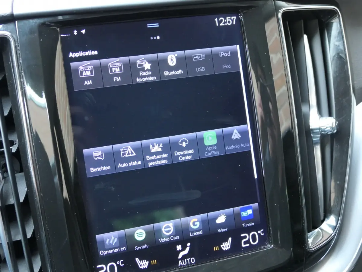T5 AUT Momentum / Sport Leer / Blis / Apple CarPlay