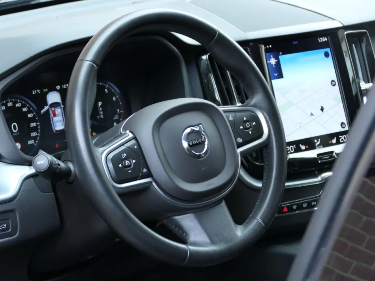 T5 AUT Momentum / Sport Leer / Blis / Apple CarPlay