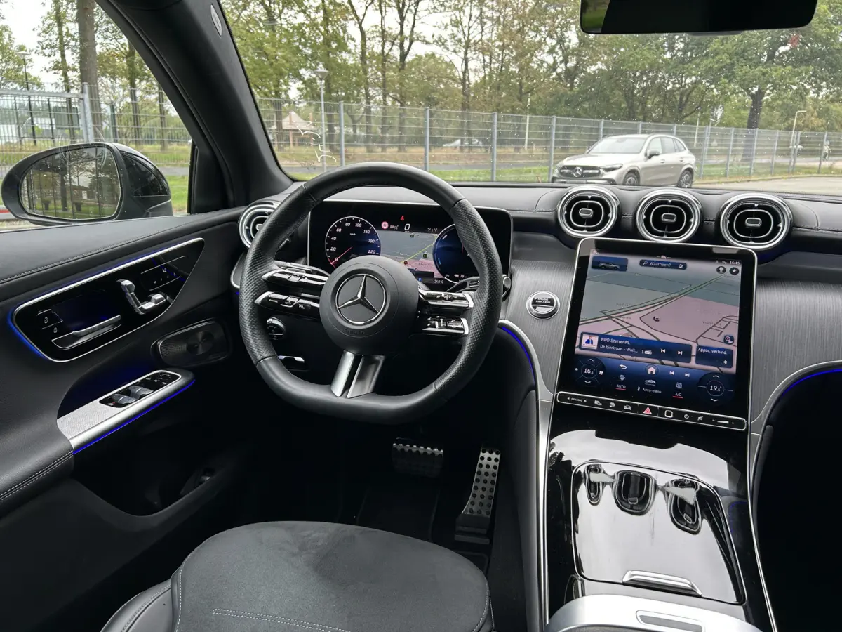 AMG Coupé // Burmester // Distronic // Panoramadak // 360 Camera // Memory // Treeplanken // 20" Multi Spaak Velgen // Achterspoiler