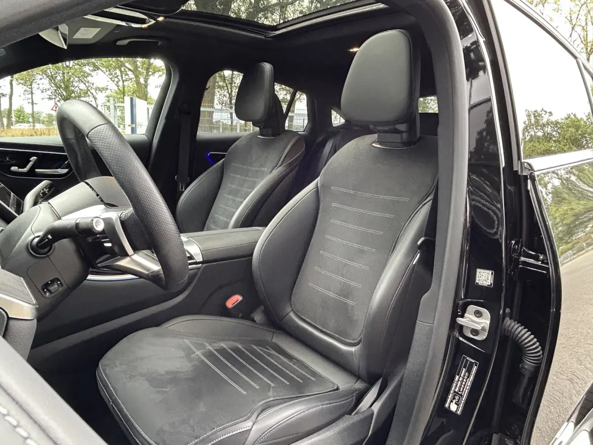 AMG Coupé // Burmester // Distronic // Panoramadak // 360 Camera // Memory // Treeplanken // 20" Multi Spaak Velgen // Achterspoiler