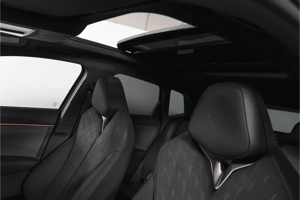 1.5 TSI e-Hybrid 272 PK VZ Performance | S/K-Panodak | Elek. Trekhaak | Matrix LED | Sennheiser | Elek. stoelen | Adapt. Cruise | Stoel-+Stuurverw. | 360 Camera | NAV+App. Connect | ECC | LM