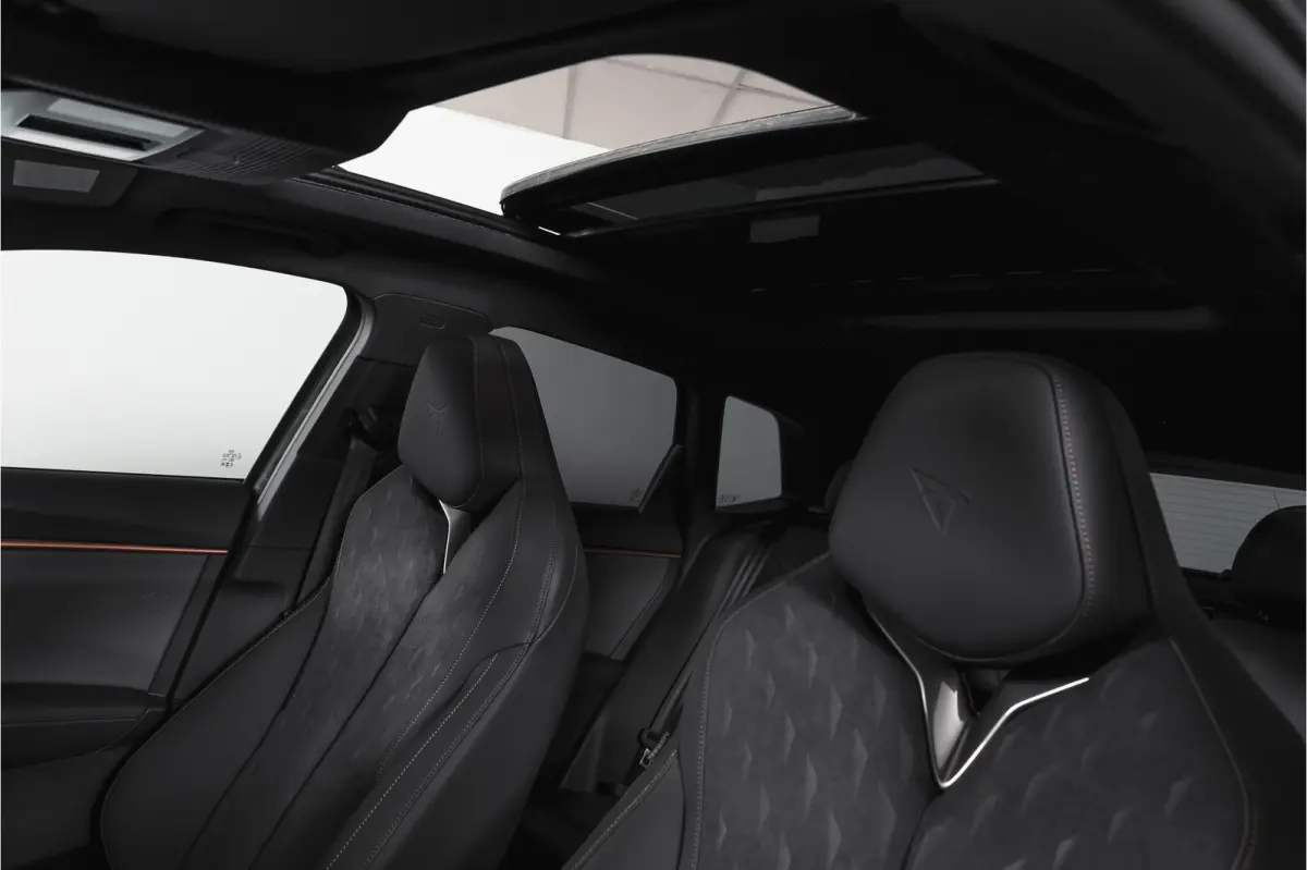 1.5 TSI e-Hybrid 272 PK VZ Performance | S/K-Panodak | Elek. Trekhaak | Matrix LED | Sennheiser | Elek. stoelen | Adapt. Cruise | Stoel-+Stuurverw. | 360 Camera | NAV+App. Connect | ECC | LM