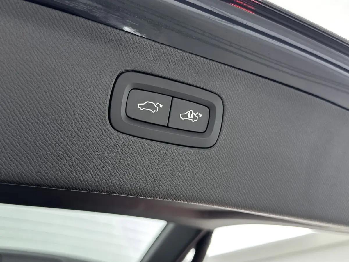 2.0 T8 Twin Engine AWD Inscription Intro Edition | Trekhaak | Keyless | BLIS | PDC V+A en Camera | Stoelgeheugen | Stoel + Stuurverwarming |