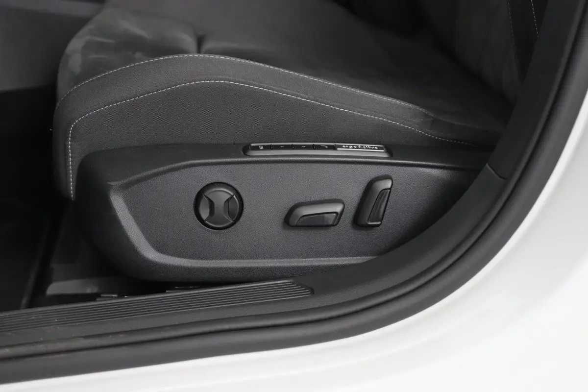 1.5 eTSI 130pk Life Business | DEALER OH! | ERGO STOEL | STOELVERWARMING | ADAPTIVE CRUISE | CARPLAY | CLIMATE CONTROL