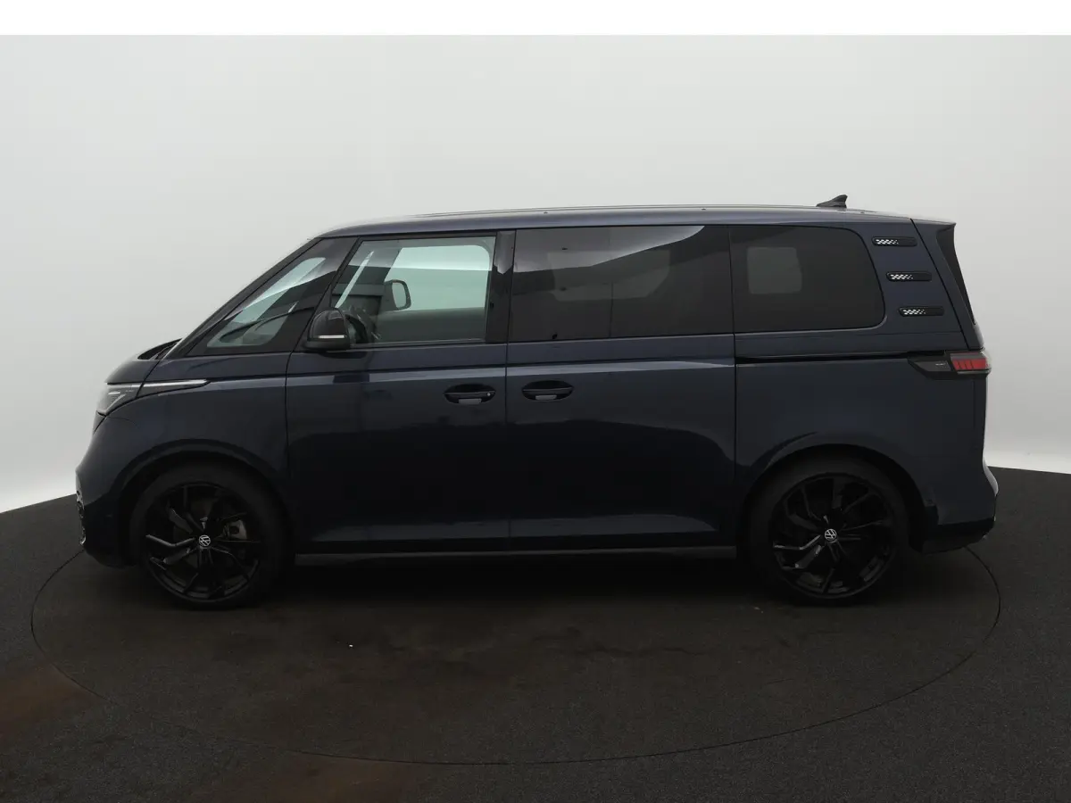 1st 77kWh | Elektrische schuifdeuren | Elektrische achterklep | Black Style | Navigatie | Stoelverwarming en Stuurwielverwarming | Trekhaak | IQ Light
