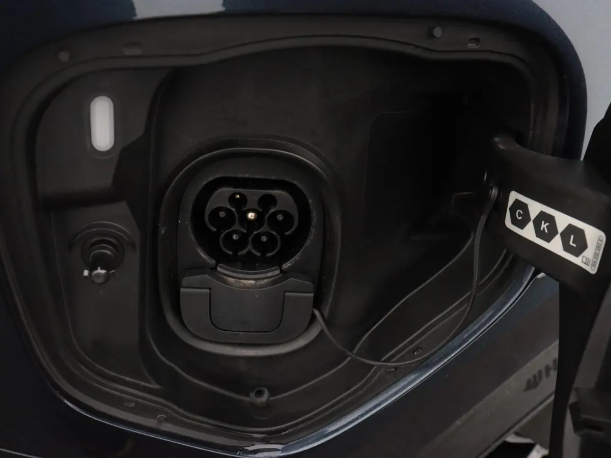 1st 77kWh | Elektrische schuifdeuren | Elektrische achterklep | Black Style | Navigatie | Stoelverwarming en Stuurwielverwarming | Trekhaak | IQ Light