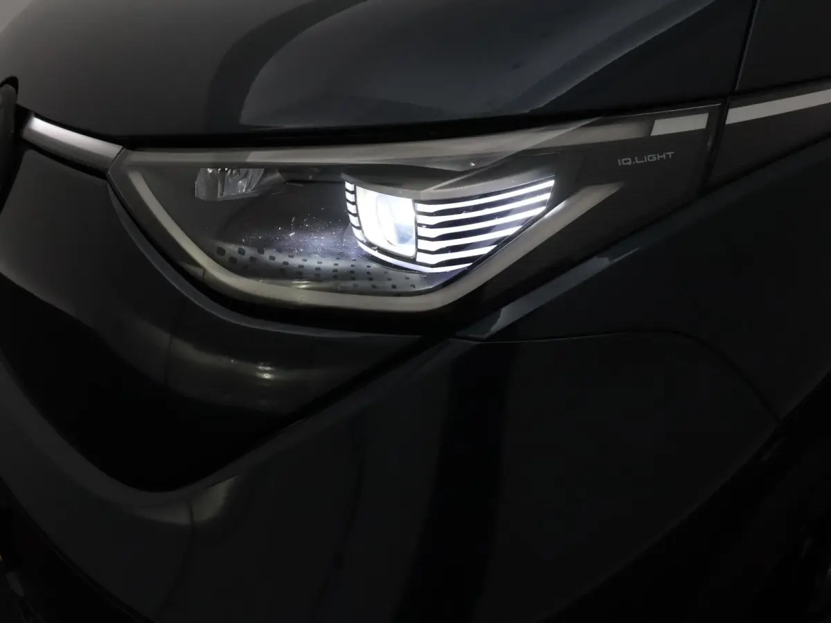 1st 77kWh | Elektrische schuifdeuren | Elektrische achterklep | Black Style | Navigatie | Stoelverwarming en Stuurwielverwarming | Trekhaak | IQ Light