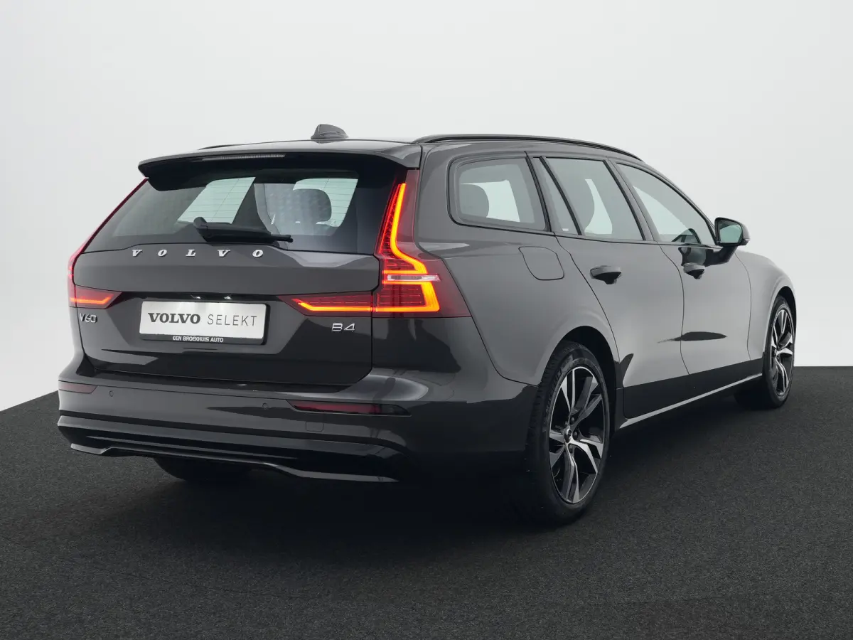 B4 Plus Dark | Elek stoel | Leder | Adaptive Cruise | BLIS | Trekhaak | Keyless Entry | Camera