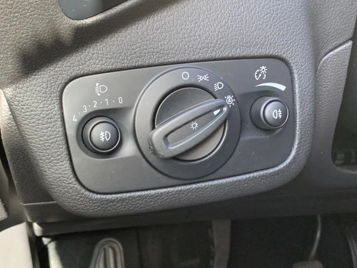 1.0 Titanium Airco | Cruise Control | DAB | Keyless | LMV 17" | Navi | Parkeerassist | PDC V&A | Voorruitverwarming |