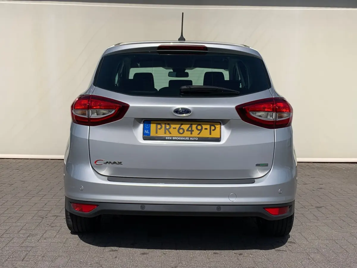 1.0 Titanium Airco | Cruise Control | DAB | Keyless | LMV 17" | Navi | Parkeerassist | PDC V&A | Voorruitverwarming |