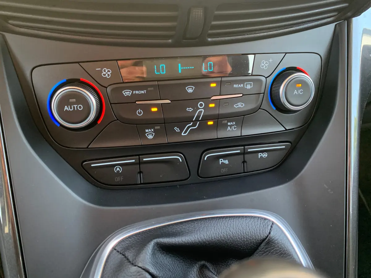 1.0 Titanium Airco | Cruise Control | DAB | Keyless | LMV 17" | Navi | Parkeerassist | PDC V&A | Voorruitverwarming |