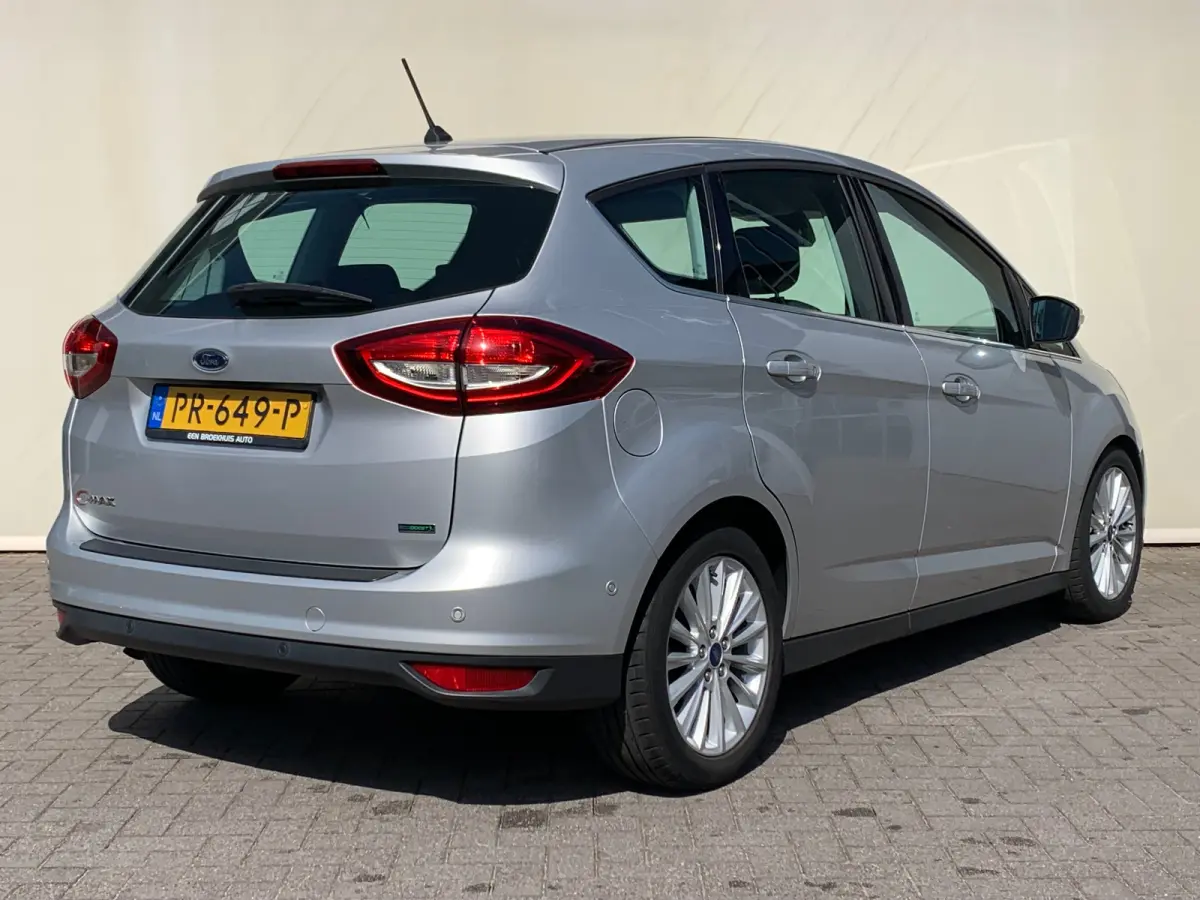 1.0 Titanium Airco | Cruise Control | DAB | Keyless | LMV 17" | Navi | Parkeerassist | PDC V&A | Voorruitverwarming |