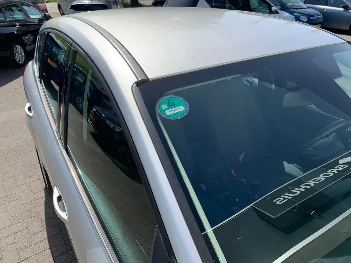 1.0 Titanium Airco | Cruise Control | DAB | Keyless | LMV 17" | Navi | Parkeerassist | PDC V&A | Voorruitverwarming |