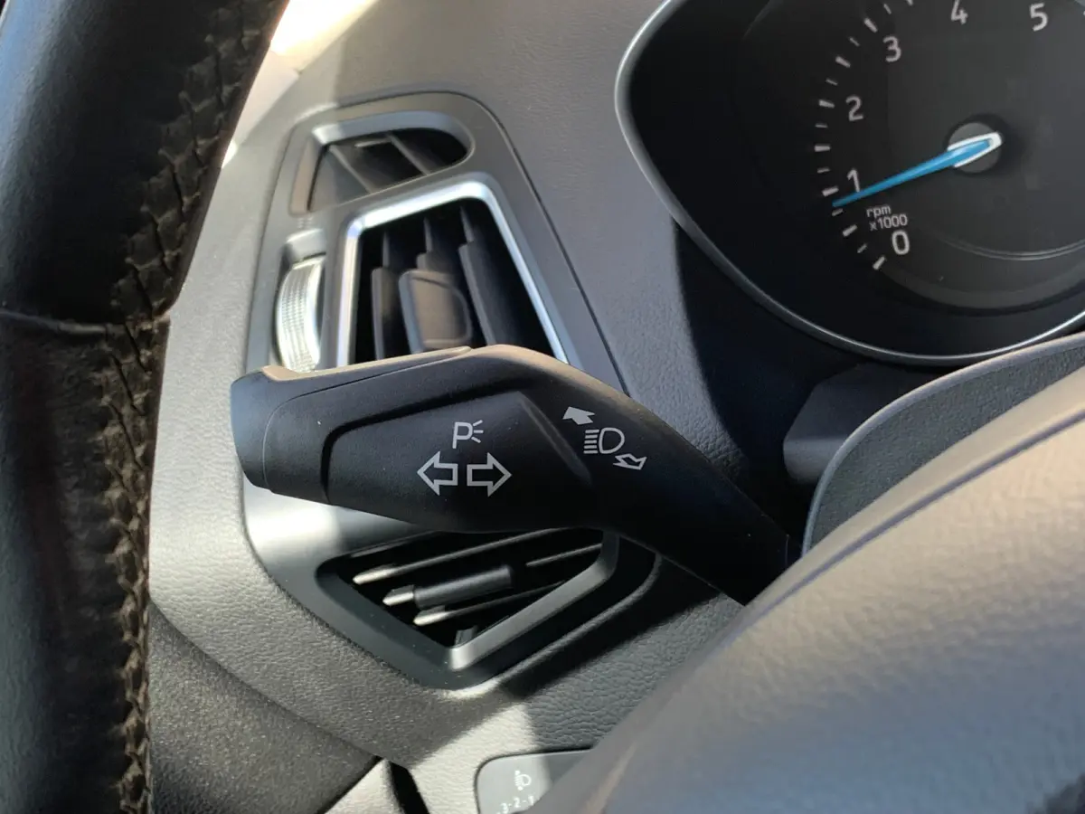 1.0 Titanium Airco | Cruise Control | DAB | Keyless | LMV 17" | Navi | Parkeerassist | PDC V&A | Voorruitverwarming |