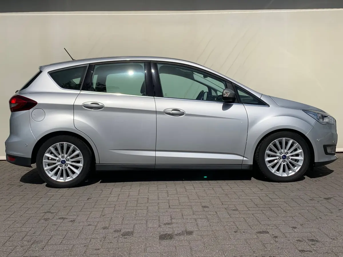 1.0 Titanium Airco | Cruise Control | DAB | Keyless | LMV 17" | Navi | Parkeerassist | PDC V&A | Voorruitverwarming |