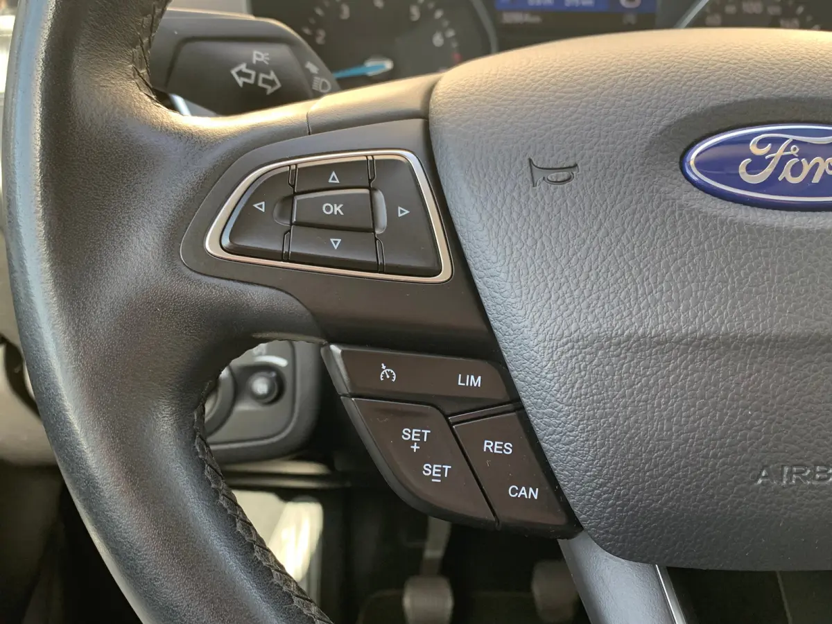 1.0 Titanium Airco | Cruise Control | DAB | Keyless | LMV 17" | Navi | Parkeerassist | PDC V&A | Voorruitverwarming |