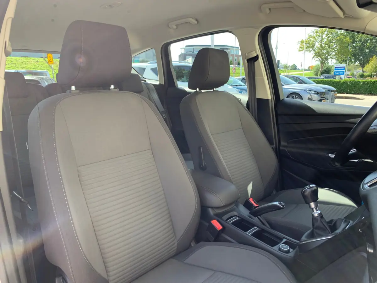 1.0 Titanium Airco | Cruise Control | DAB | Keyless | LMV 17" | Navi | Parkeerassist | PDC V&A | Voorruitverwarming |
