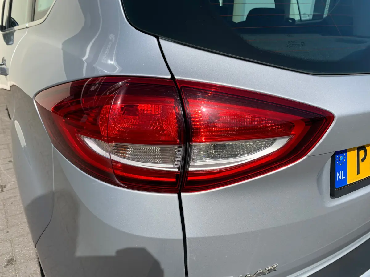 1.0 Titanium Airco | Cruise Control | DAB | Keyless | LMV 17" | Navi | Parkeerassist | PDC V&A | Voorruitverwarming |