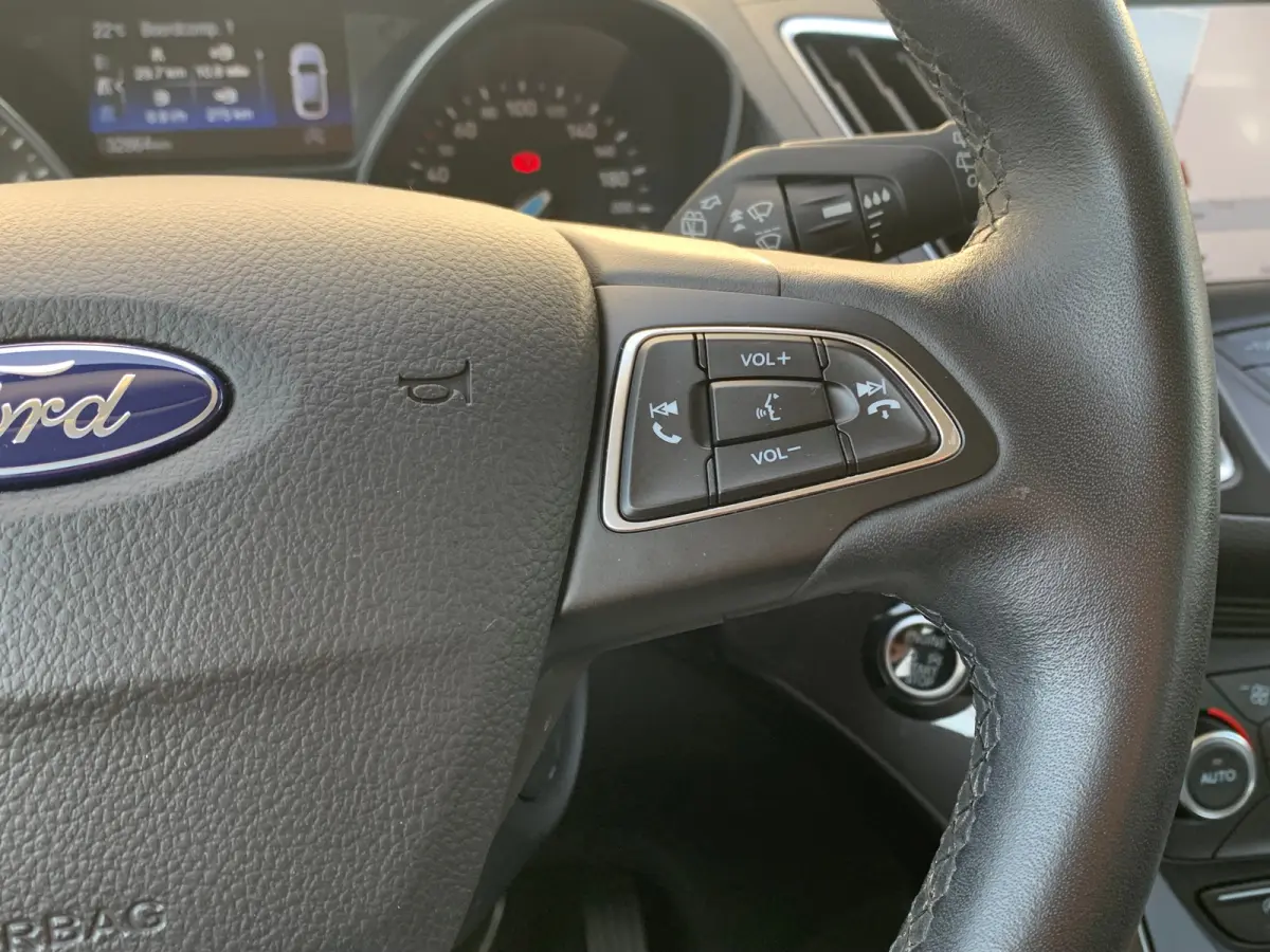 1.0 Titanium Airco | Cruise Control | DAB | Keyless | LMV 17" | Navi | Parkeerassist | PDC V&A | Voorruitverwarming |