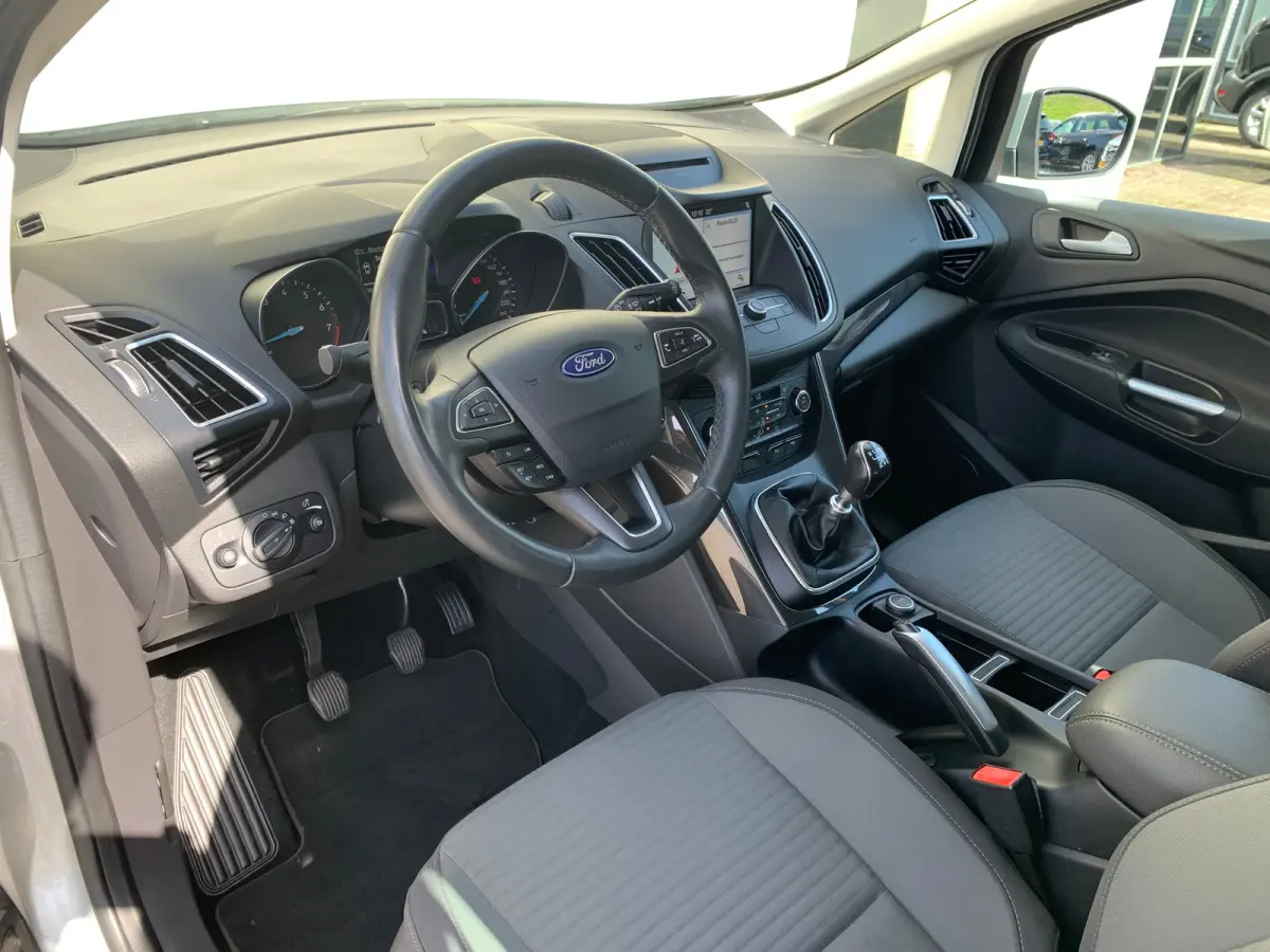 1.0 Titanium Airco | Cruise Control | DAB | Keyless | LMV 17" | Navi | Parkeerassist | PDC V&A | Voorruitverwarming |