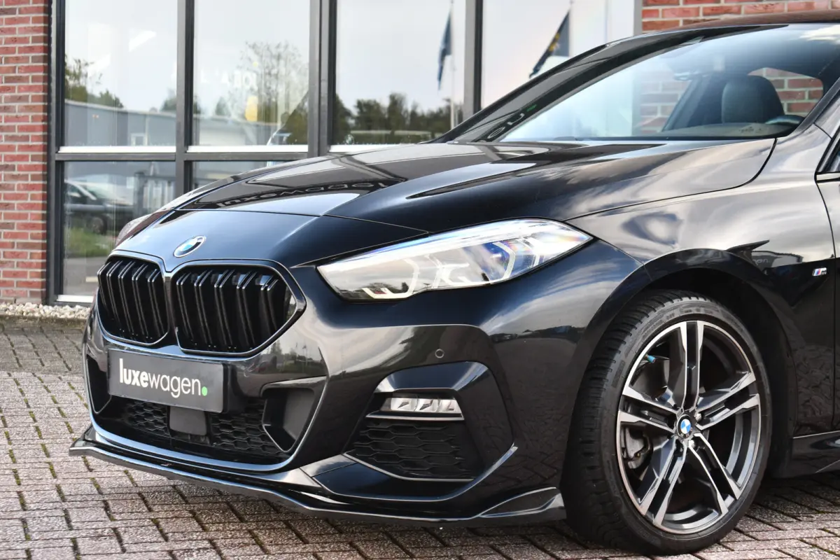 218i M-Sport Shadowline Trekhaak 18inch Live-cockpit Sfeerverlichting