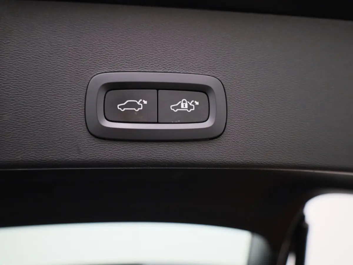 1.5 T4 Plug-in hybrid Plus Dark | LEER | HARMAN KARDON | CAMERA | COMFORTSTOELEN | STOELVERWARMING | NAVIGATIE |