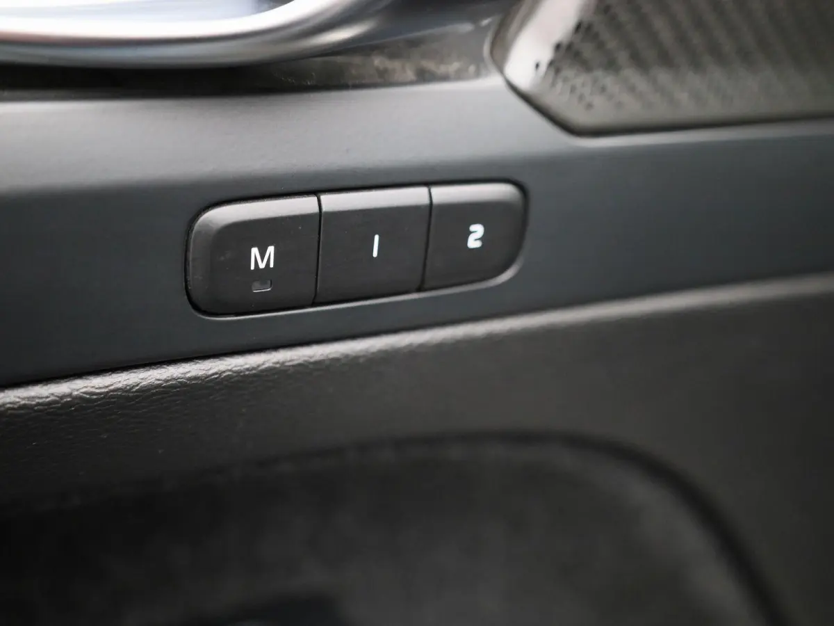 1.5 T4 Plug-in hybrid Plus Dark | LEER | HARMAN KARDON | CAMERA | COMFORTSTOELEN | STOELVERWARMING | NAVIGATIE |
