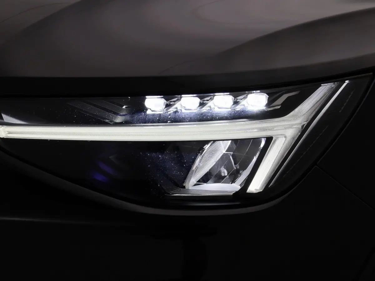 1.5 T4 Plug-in hybrid Plus Dark | LEER | HARMAN KARDON | CAMERA | COMFORTSTOELEN | STOELVERWARMING | NAVIGATIE |