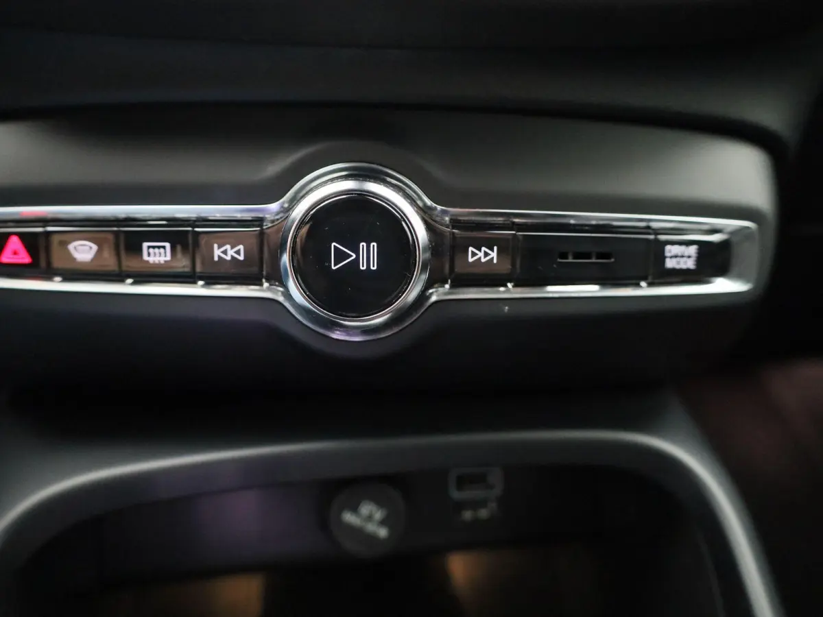 1.5 T4 Plug-in hybrid Plus Dark | LEER | HARMAN KARDON | CAMERA | COMFORTSTOELEN | STOELVERWARMING | NAVIGATIE |