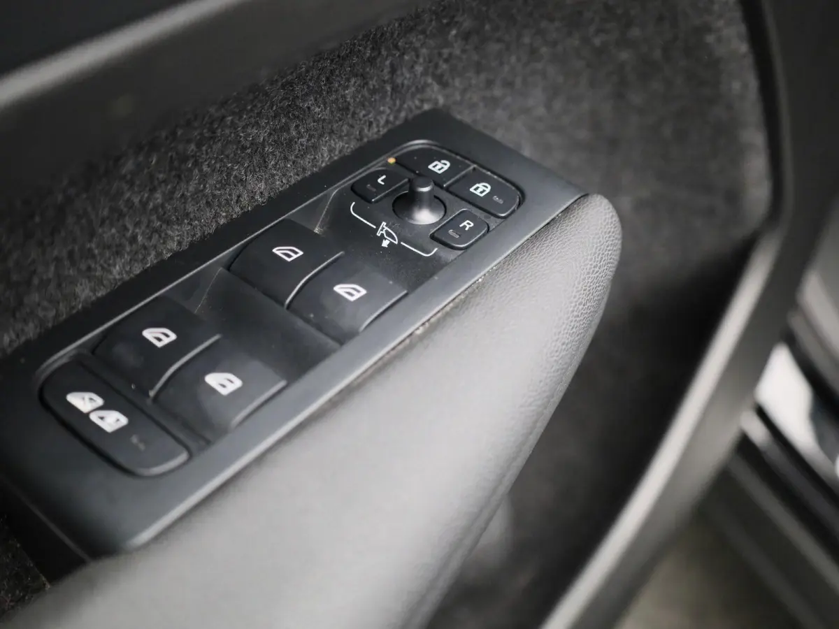 1.5 T4 Plug-in hybrid Plus Dark | LEER | HARMAN KARDON | CAMERA | COMFORTSTOELEN | STOELVERWARMING | NAVIGATIE |