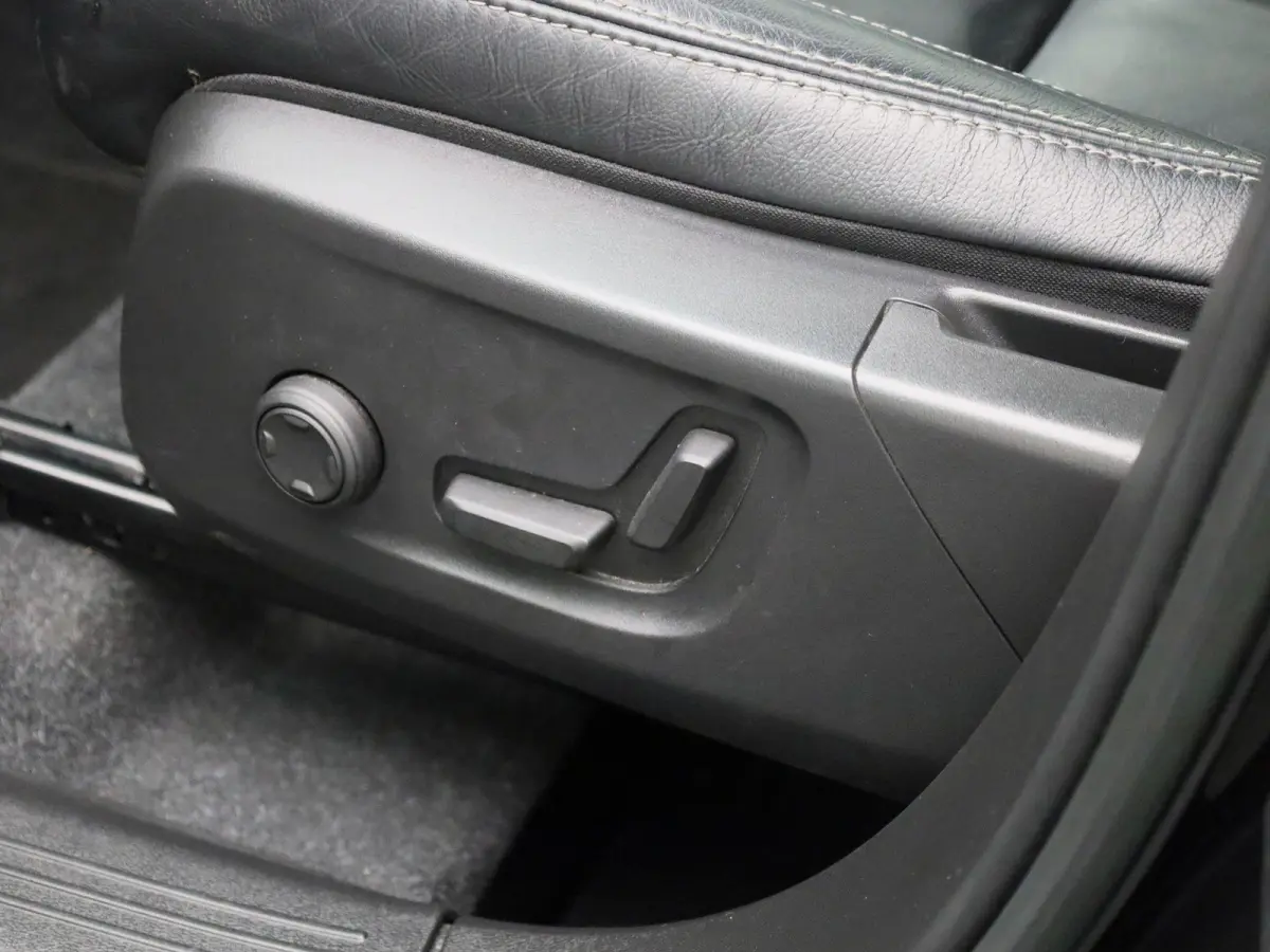 1.5 T4 Plug-in hybrid Plus Dark | LEER | HARMAN KARDON | CAMERA | COMFORTSTOELEN | STOELVERWARMING | NAVIGATIE |