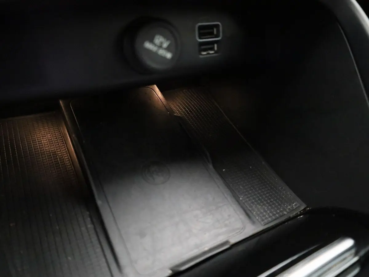 1.5 T4 Plug-in hybrid Plus Dark | LEER | HARMAN KARDON | CAMERA | COMFORTSTOELEN | STOELVERWARMING | NAVIGATIE |