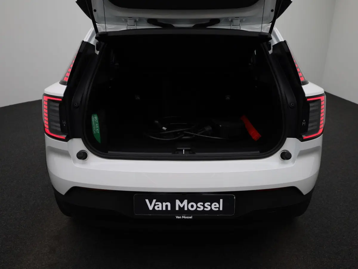 P5 Long Range Core | Apple Carplay / Android Auto | Climate Control | Achteruitrijcamera | Parkeersensoren | Lederen Bekleding |