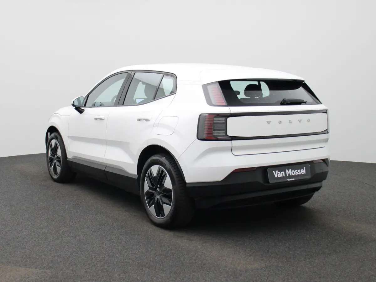 P5 Long Range Core | Apple Carplay / Android Auto | Climate Control | Achteruitrijcamera | Parkeersensoren | Lederen Bekleding |
