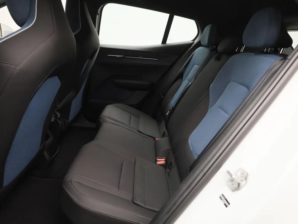 P5 Long Range Core | Apple Carplay / Android Auto | Climate Control | Achteruitrijcamera | Parkeersensoren | Lederen Bekleding |