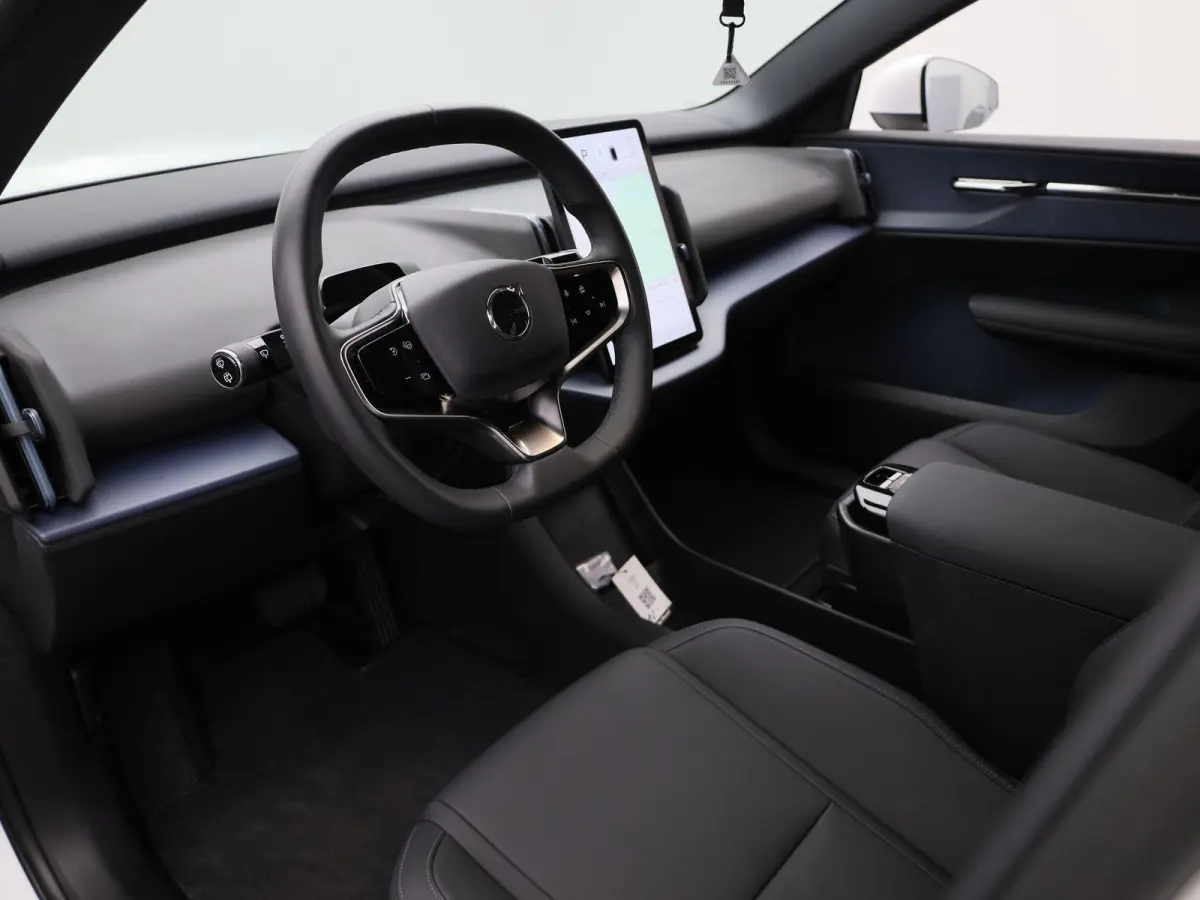P5 Long Range Core | Apple Carplay / Android Auto | Climate Control | Achteruitrijcamera | Parkeersensoren | Lederen Bekleding |