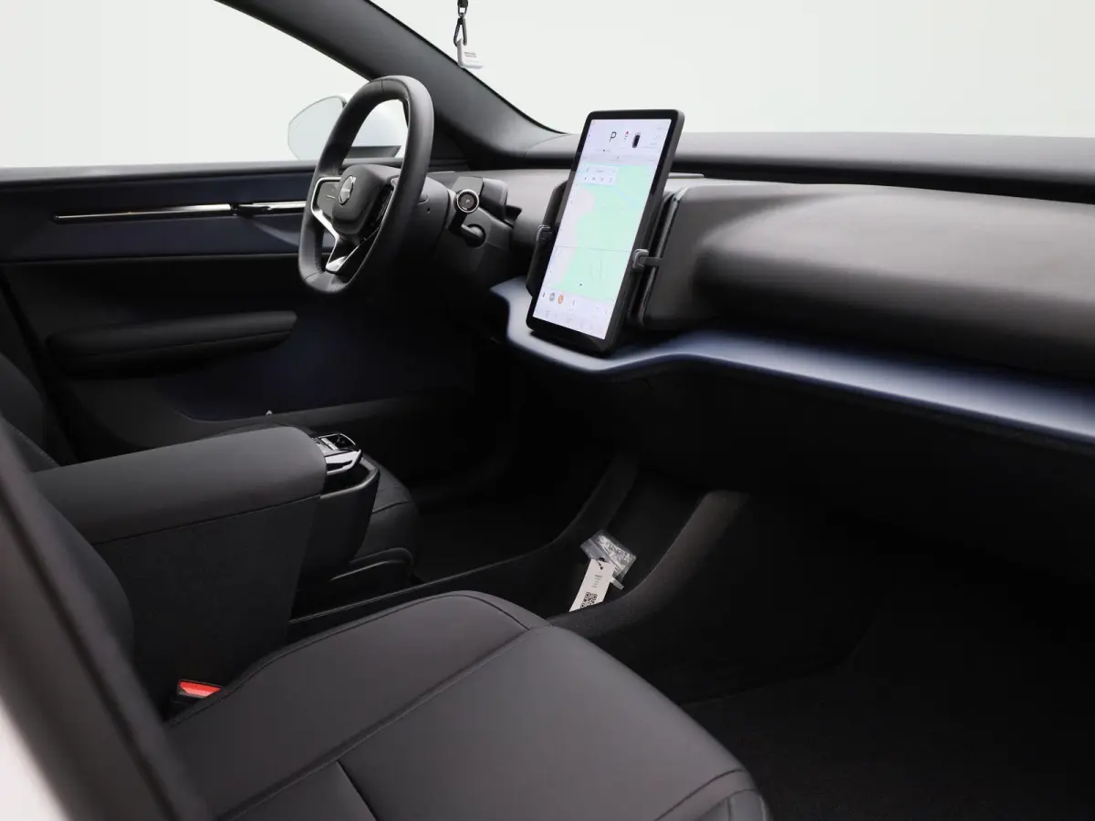 P5 Long Range Core | Apple Carplay / Android Auto | Climate Control | Achteruitrijcamera | Parkeersensoren | Lederen Bekleding |