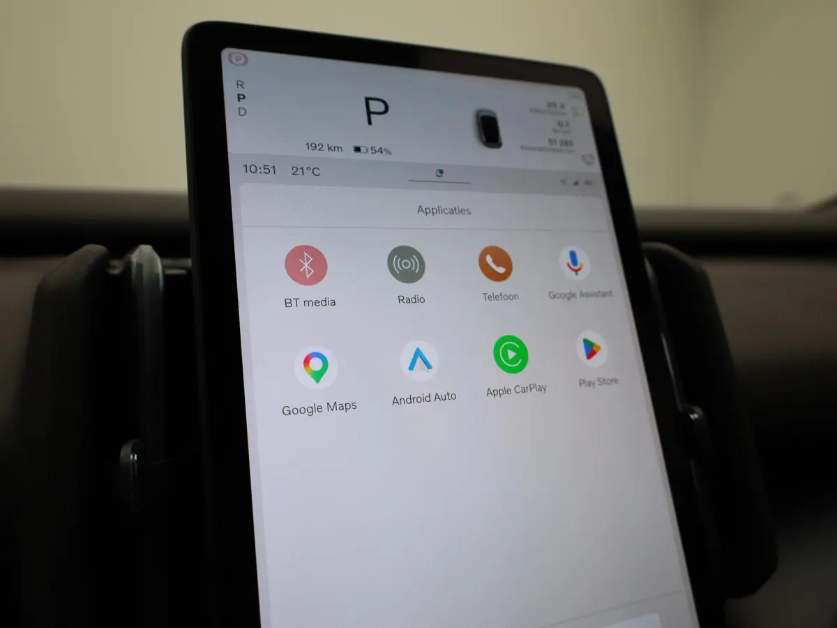 P5 Long Range Core | Apple Carplay / Android Auto | Climate Control | Achteruitrijcamera | Parkeersensoren | Lederen Bekleding |