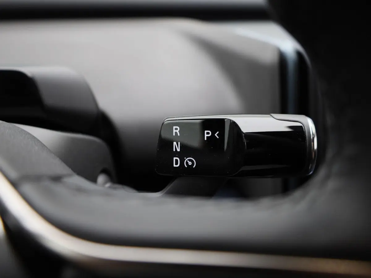 P5 Long Range Core | Apple Carplay / Android Auto | Climate Control | Achteruitrijcamera | Parkeersensoren | Lederen Bekleding |