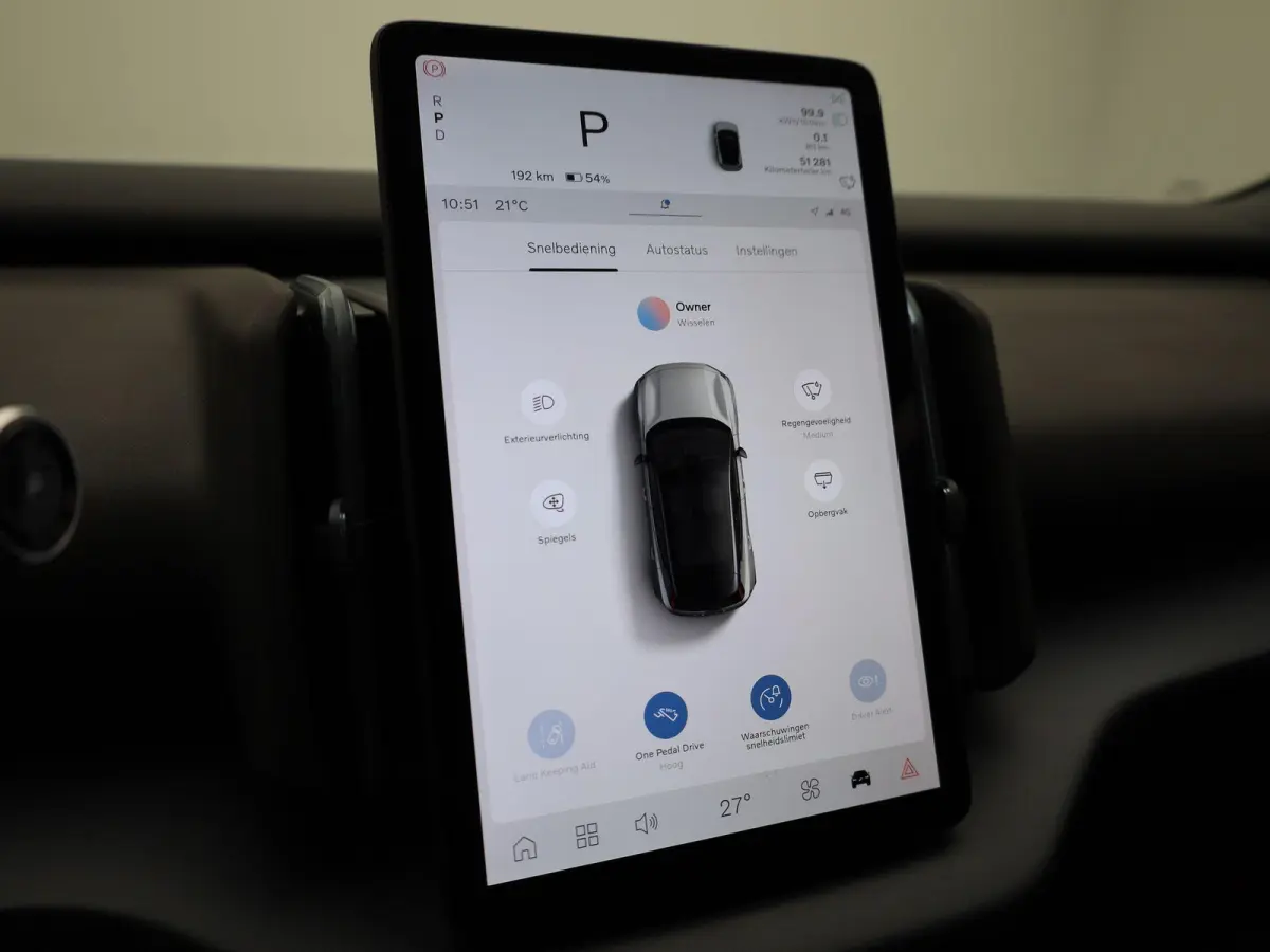 P5 Long Range Core | Apple Carplay / Android Auto | Climate Control | Achteruitrijcamera | Parkeersensoren | Lederen Bekleding |