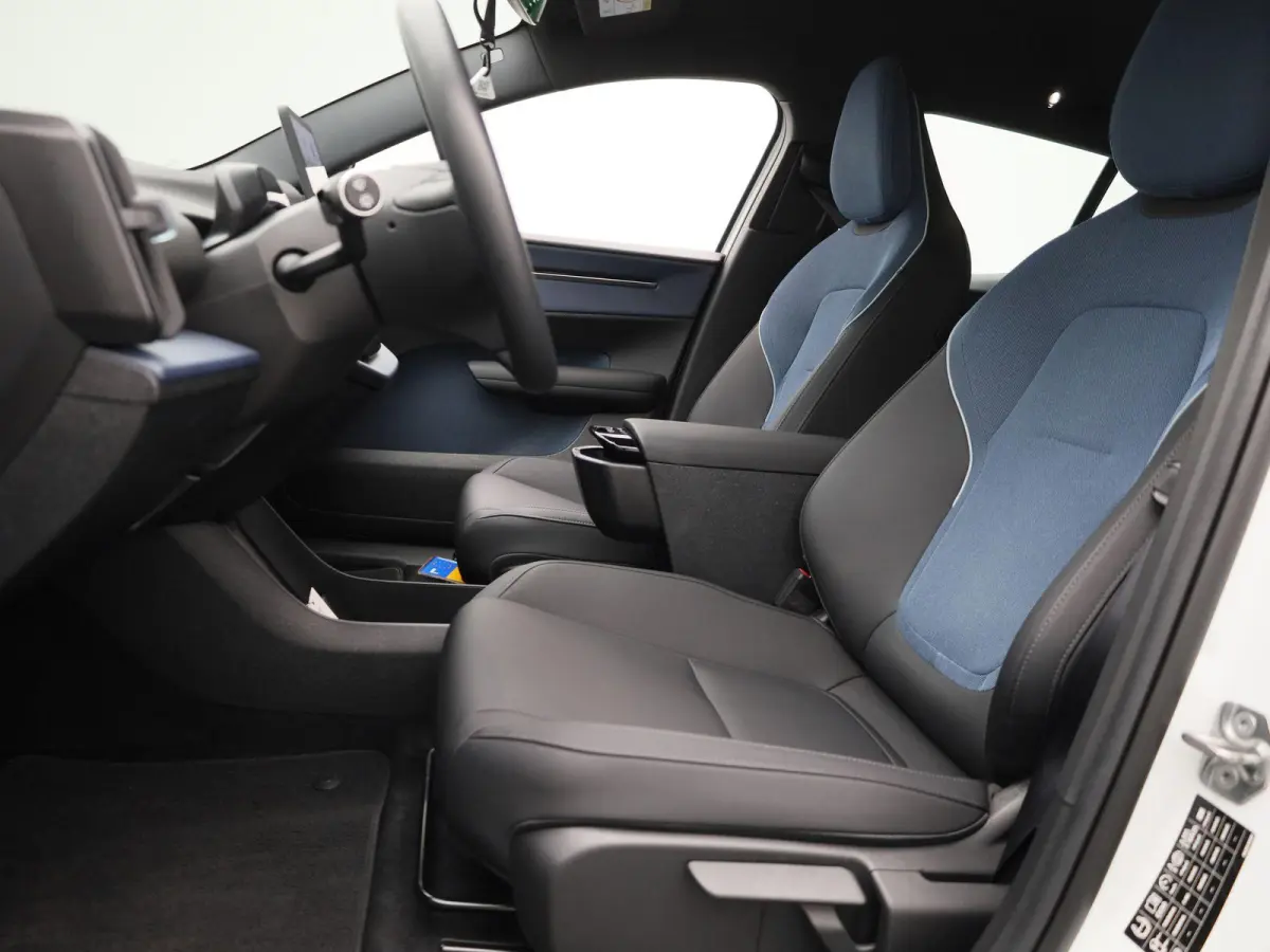 P5 Long Range Core | Apple Carplay / Android Auto | Climate Control | Achteruitrijcamera | Parkeersensoren | Lederen Bekleding |