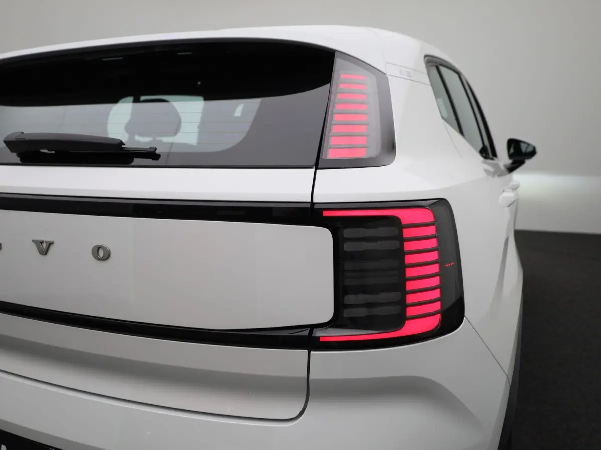 P5 Long Range Core | Apple Carplay / Android Auto | Climate Control | Achteruitrijcamera | Parkeersensoren | Lederen Bekleding |