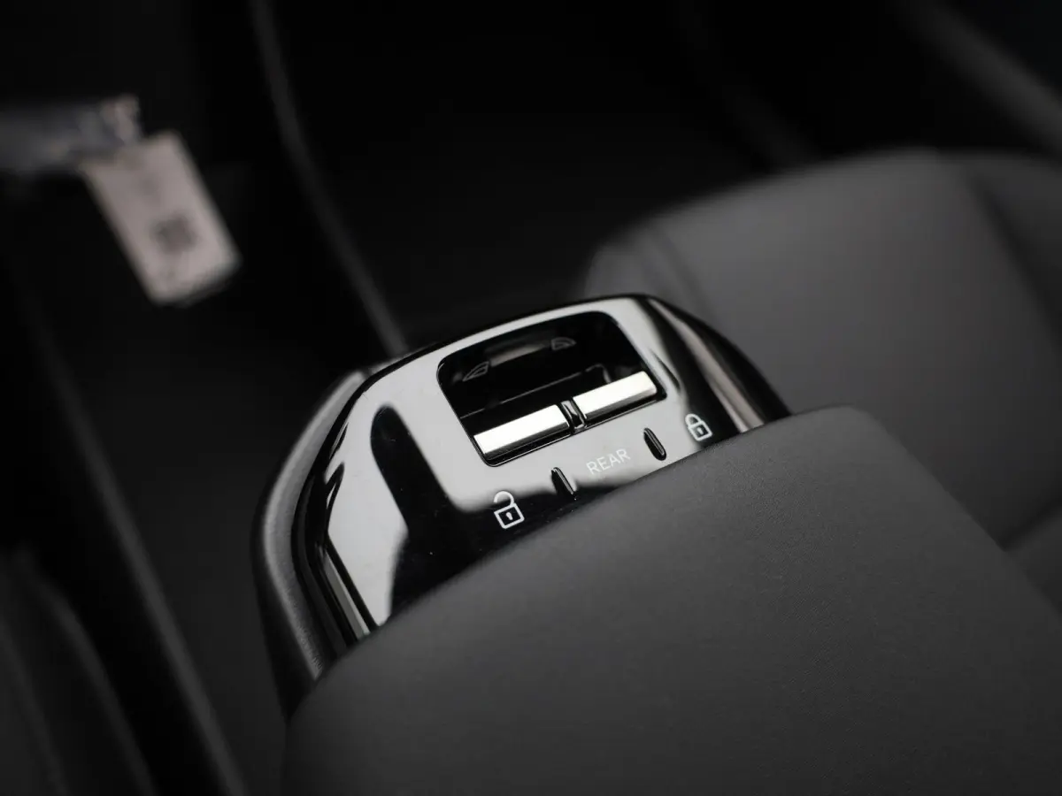 P5 Long Range Core | Apple Carplay / Android Auto | Climate Control | Achteruitrijcamera | Parkeersensoren | Lederen Bekleding |
