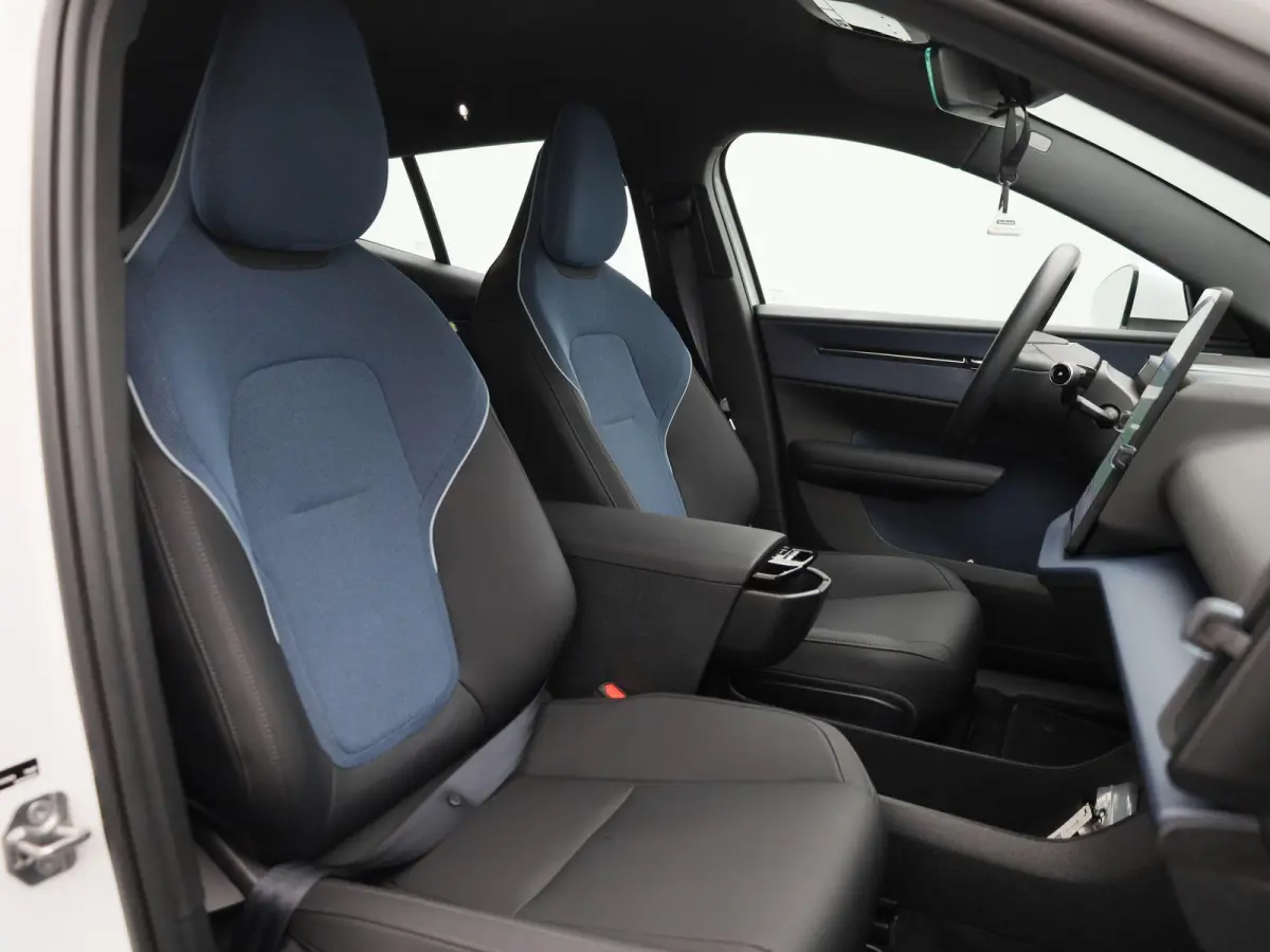 P5 Long Range Core | Apple Carplay / Android Auto | Climate Control | Achteruitrijcamera | Parkeersensoren | Lederen Bekleding |