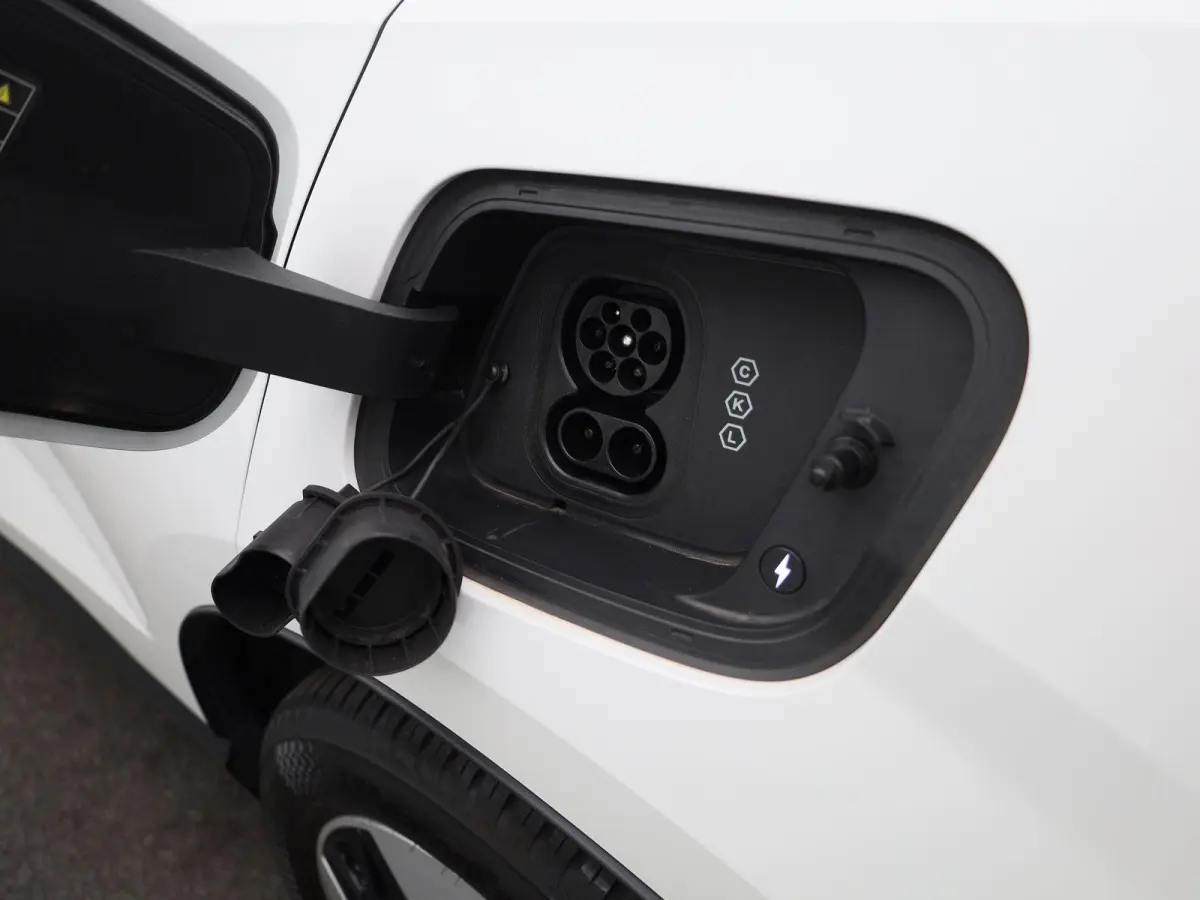 P5 Long Range Core | Apple Carplay / Android Auto | Climate Control | Achteruitrijcamera | Parkeersensoren | Lederen Bekleding |