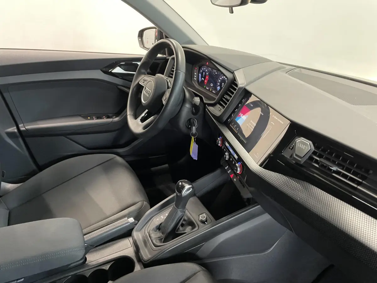 1.0 TFSI Sportback Automaat Navigatie Apple Carplay/Android Auto Parkeersensoren Cruise Control Climate Control Lichtmetalen velgen