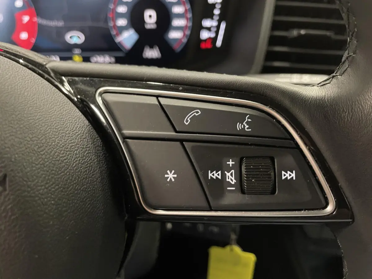 1.0 TFSI Sportback Automaat Navigatie Apple Carplay/Android Auto Parkeersensoren Cruise Control Climate Control Lichtmetalen velgen