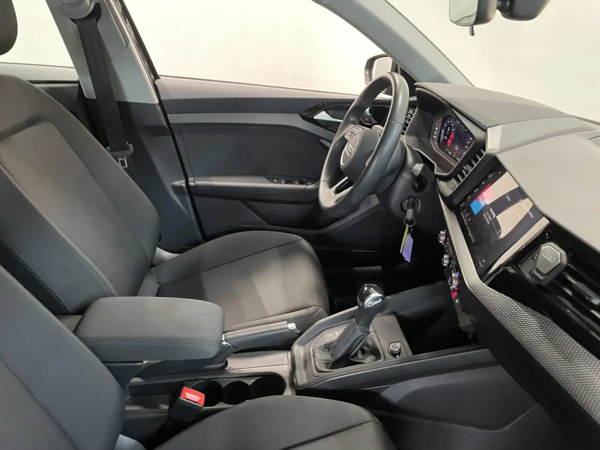 1.0 TFSI Sportback Automaat Navigatie Apple Carplay/Android Auto Parkeersensoren Cruise Control Climate Control Lichtmetalen velgen